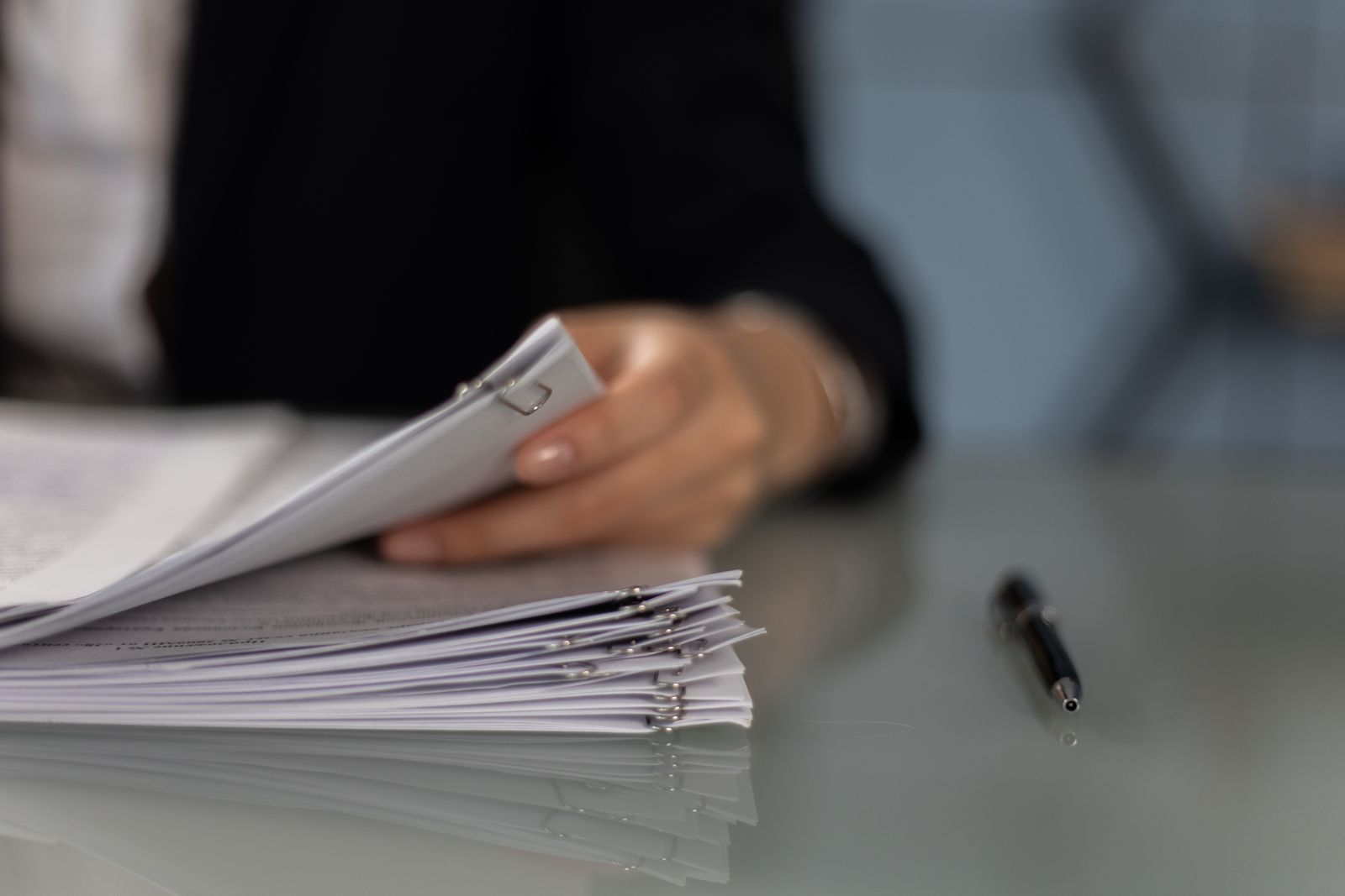 Régua de cobrança B2B: do vencimento ao aviso, quando o cliente deve a vários credores